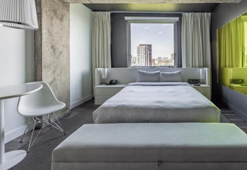 蒙特利尔蒙特利尔零1酒店的一间卧室设有一张大床和一个窗户。