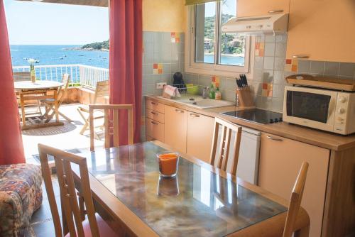 提乌克西亚维拉诺瓦公寓的一个带桌子并享有海景的厨房