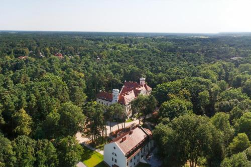 康斯坦钦-耶焦尔纳Dobry Zakątek Dom Rekolekcyjny的森林中间房屋的空中景观
