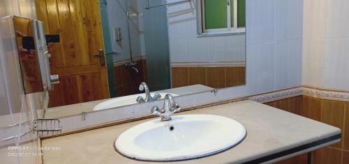 阿尤比亚艾尔阿兹酒店的一间带水槽和镜子的浴室