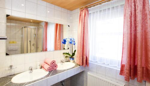 索尔登贝特霍尔德公寓的一间带两个盥洗盆和窗户的浴室