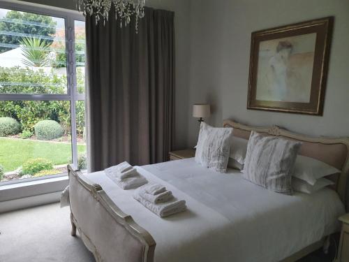 斯韦伦丹Margie's Place的卧室配有白色床和毛巾