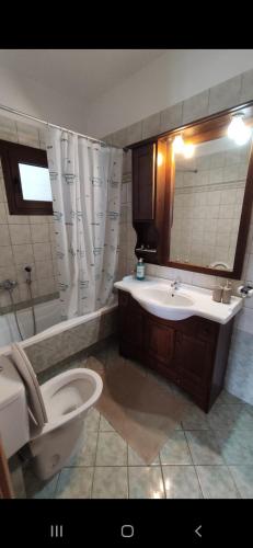 Panos Luxury Suites的一间浴室