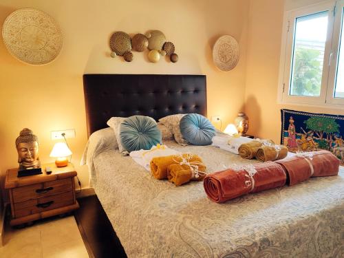 奇克拉纳－德拉弗龙特拉Indo Loma Sancti Petri的一间卧室配有带枕头的床