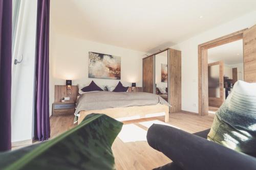 圣吉尔根Apartments z‘Haus的一间卧室配有一张床和一面大镜子