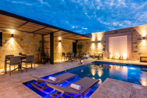 巴兰卡韦梅哈Hotel Elite的夜间带游泳池的别墅
