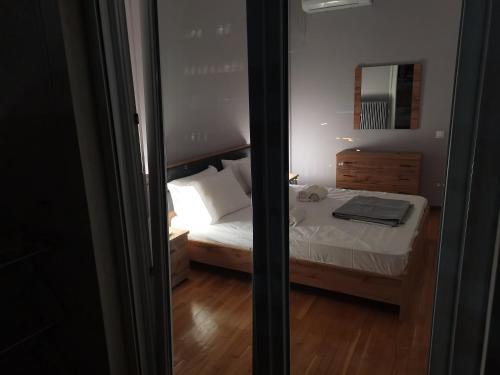 雅典Penthouse spacious w super wifi & terrace, 2 min from metro的一间小卧室,配有一张带镜子的床