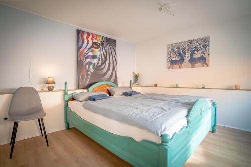 希尔德斯海姆Akram Appartement I - Zentral und Ruhig的一间卧室配有蓝色的床和椅子