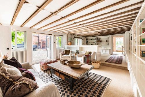 Mulberry Coach House - Norfolk Holiday Properties的休息区