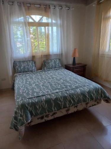 拉罗马纳casa maria的一间卧室设有一张床和一个窗口