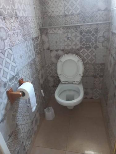 拉罗马纳casa maria的浴室设有卫生间和一卷卫生纸