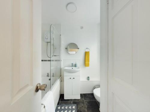 特尔福德247 Serviced Accommodation in Telford- 3BR HOUSE的白色的浴室设有水槽和卫生间。