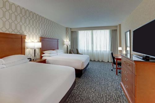 富兰克林富兰克林纳什维尔德鲁里广场酒店的酒店客房设有两张床和一台平面电视。