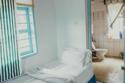 LushotoLushoto views cottage的客房设有一张床和一间带卫生间的浴室