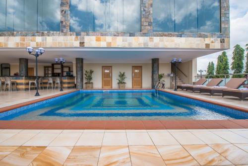 达累斯萨拉姆CBD Hotel的房屋中间的游泳池