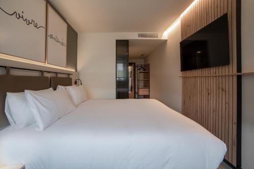 Hotel Bed4U Santander客房内的一张或多张床位