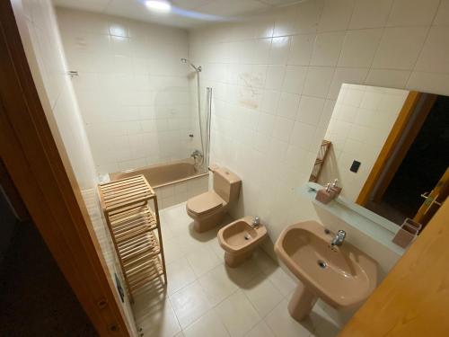 鲁维Apartamento entero con terraza en el centro de Rubí的浴室配有卫生间、坐浴盆和盥洗盆。