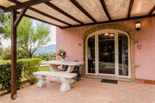 里帕尔贝拉Residence Borgo Felciaione的一个带桌子和长凳的庭院