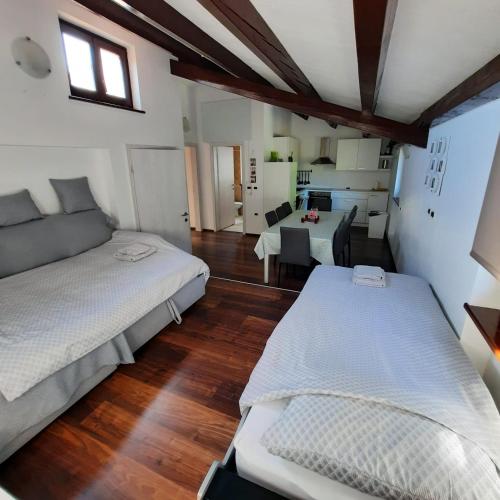 Apartma Rok客房内的一张或多张床位