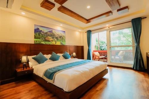 加德满都Kathmandu Aagantuk Hotel的一间卧室设有一张大床和一个大窗户