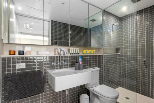 墨尔本Sophisticated Designer Condo W River & City Views的一间带水槽和卫生间的浴室