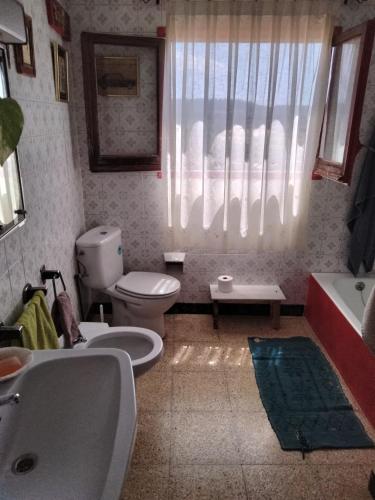 MaldáCa l'Anna i l'Antonino的一间带水槽和卫生间的浴室以及窗户。