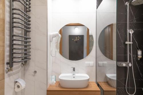 卡尔帕奇Sudecki Resort & SPA的一间带水槽和镜子的浴室
