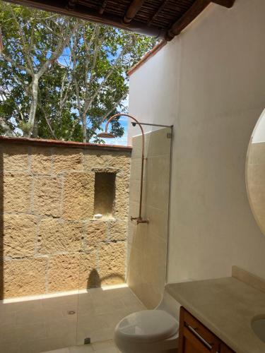 巴里查拉Casa Bari Altos de la Antigua的一间带水槽和卫生间的浴室以及窗户。