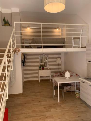巴格里亚Denise Vacanze - Monolocali arredati的小房间设有双层床和桌子