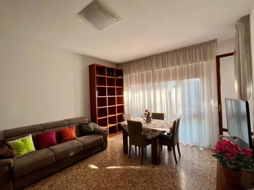 马里纳迪马萨casa Alexander的客厅配有沙发和桌子
