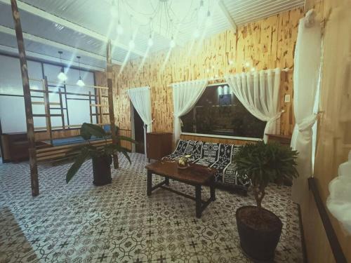 大叻MOre Home - Ngôi nhà nghĩ dưỡng tại Đà Lạt的客厅配有沙发和桌子