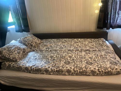 特隆赫姆Mona的床上配有被子和枕头