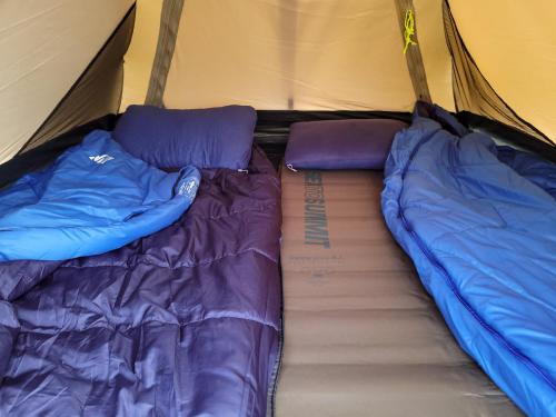 GorajecStrefa Nadgraniczna Agro-glamping的帐篷内备有2个睡袋