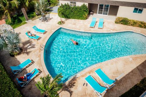 奥拉涅斯塔德RH Boutique Hotel Aruba的游泳池的顶部景色,游泳池里的人