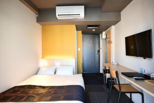 东京FL酒店 浅草東上野的配有一张床和一台平面电视的酒店客房