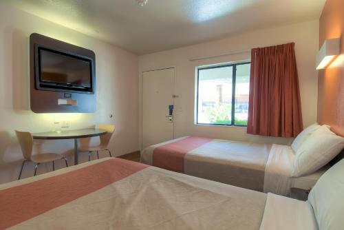 棕榈泉市区速6汽车旅馆客房内的一张或多张床位