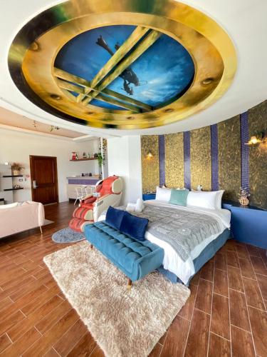 南湾Sky Villa - 南灣薇拉海景莊園 包棟Villa的一间卧室配有一张大床和一张蓝色的沙发
