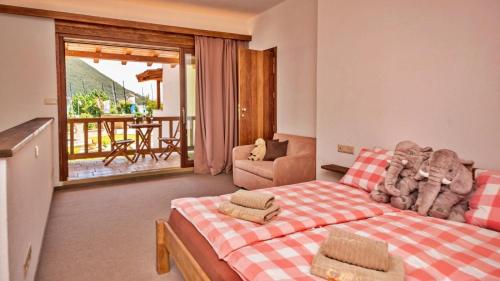 瓦西利基Seaside resort Vasiliki的一间卧室配有一张床和一张沙发,并设有一个阳台