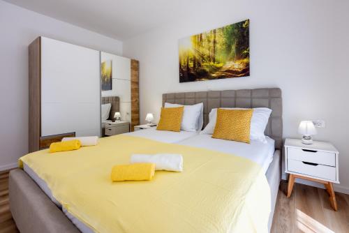 克尔克Villa Una的一间卧室配有一张带黄色枕头的大床