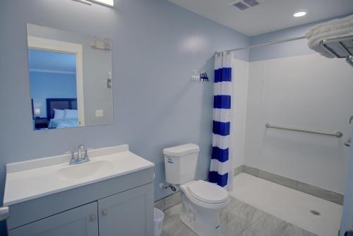 大洋城Dhimas Bayview Suites的一间带水槽、卫生间和淋浴的浴室