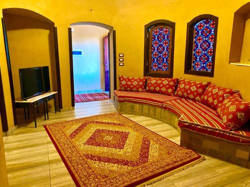 卢克索Gold's Villa的带沙发和彩色玻璃窗的客厅
