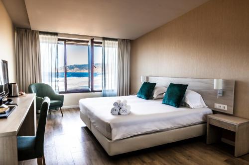 卡斯卡伊斯艾斯特勒姆查欧酒店的酒店客房设有一张床和一个大窗户