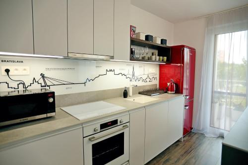 布拉迪斯拉发Modern apartment near the city centre URBAN的厨房配有微波炉和冰箱。