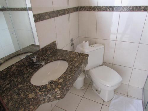 瓦拉达里斯州长市奥缇斯酒店的一间带水槽和卫生间的浴室