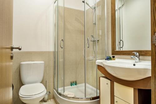 卡武埃鲁Gorgeous Two Bedroom Apartment in Carvoeiro的浴室配有卫生间、盥洗盆和淋浴。