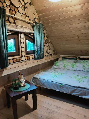 普热梅希尔Pod Milanem的小屋内一间卧室配有一张床和一张桌子