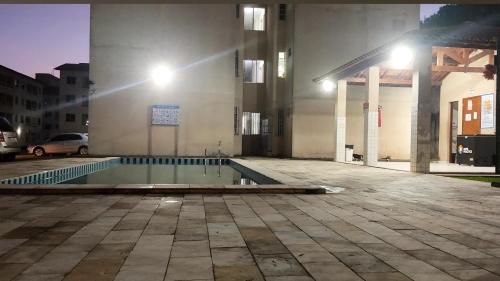 圣路易斯Flat Home Practice的一座游泳池,在晚上在建筑物前