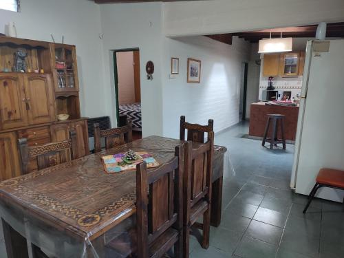 Las CompuertasLa Bohemia的一间带木桌和椅子的用餐室