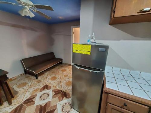 Six HutsCoco Bahia Apartment的厨房配有不锈钢冰箱和台面