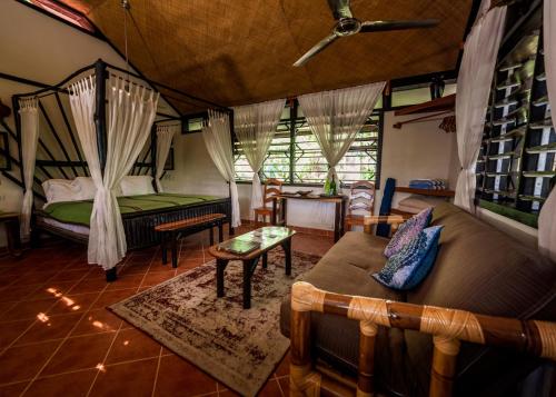 Cristo ReyTable Rock Lodge的客房设有床、沙发和桌子。